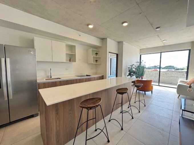 Apartamento amueblado en alquiler en La Uruca – 2 habitaciones con balcón