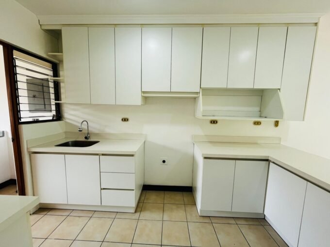 Apartamento en alquiler en Rohrmoser – 2 habitaciones con 2 parqueos