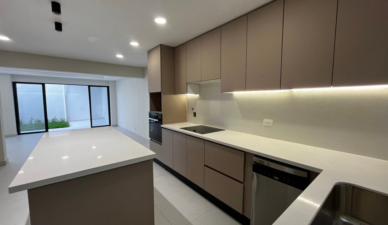 7CB09F87-008A-47F7-919A-B5AC270731AA