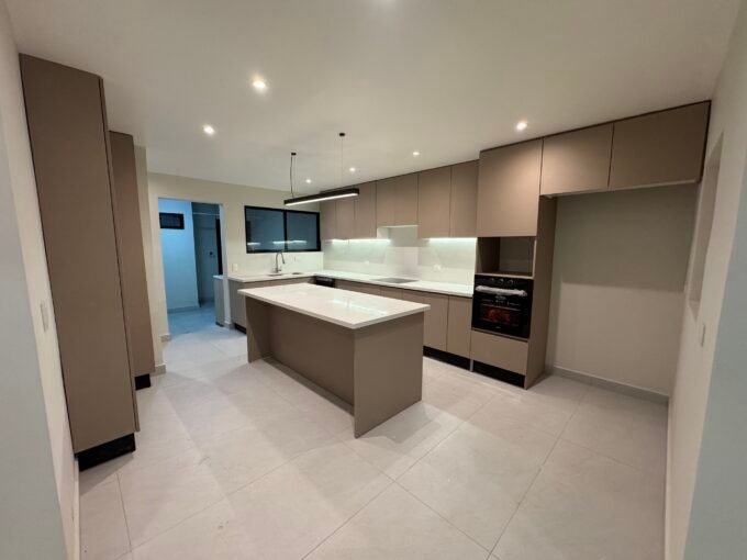 Casa en alquiler en Nunciatura a estrenar con patio, terraza y 4 parqueos