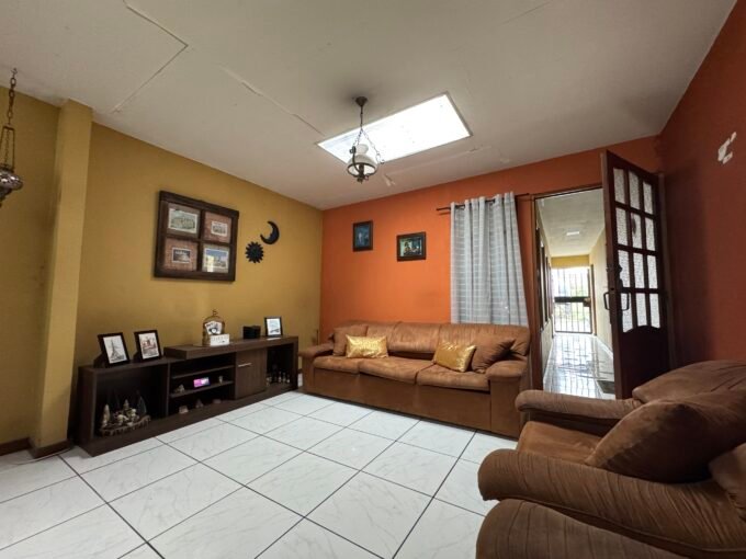 Casa en venta en San Cayetano con uso mixto, 4 habitaciones y oficina independiente