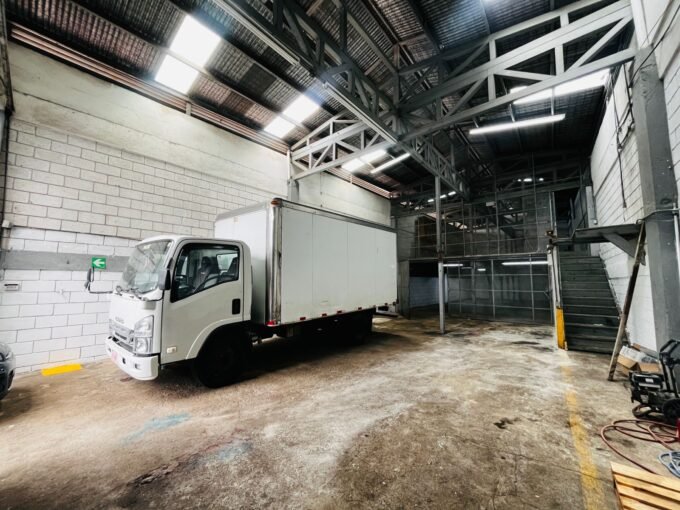 Bodega en alquiler en San José Centro con mezzanine y parqueo interno