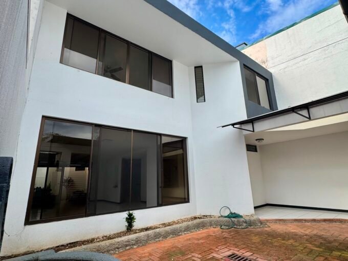 Casa en venta en Rohrmoser cerca de Plaza Mayor con 4 parqueos, BBQ y seguridad