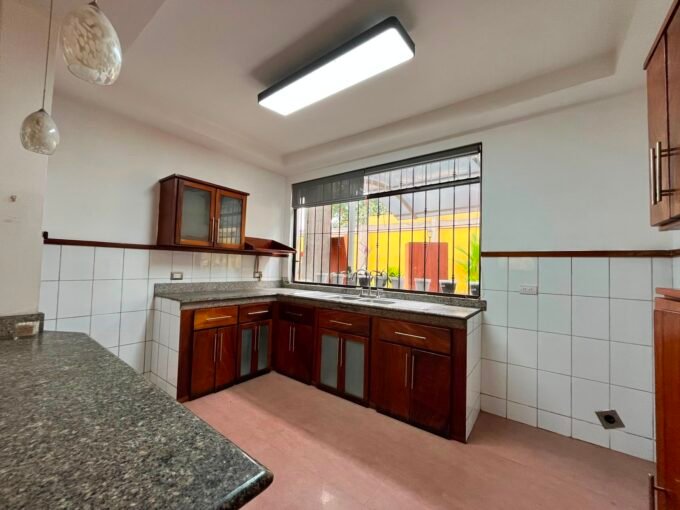 Casa en alquiler en Sabana Sur con 2 habitaciones, seguridad y garaje para 2 vehículos