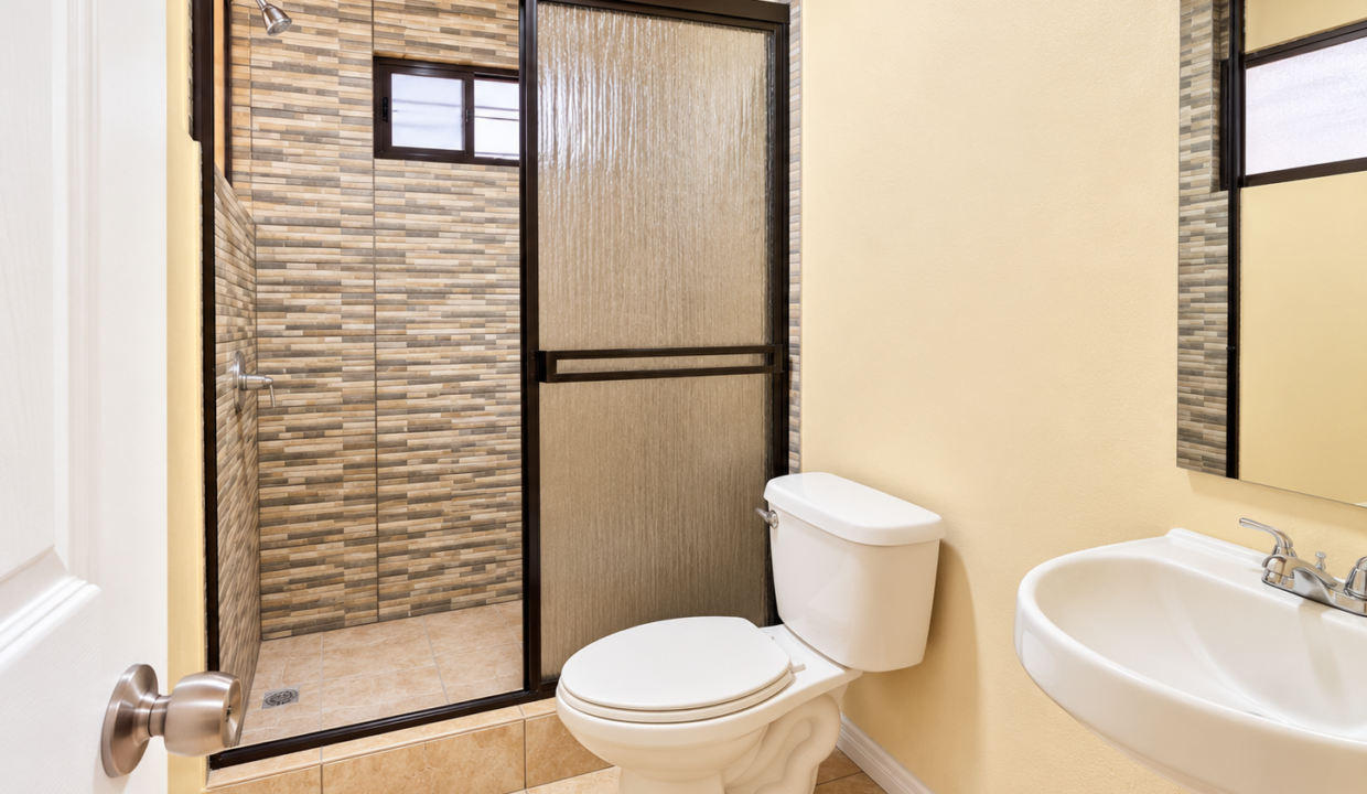 Baño moderno con ducha de vidrio texturizado