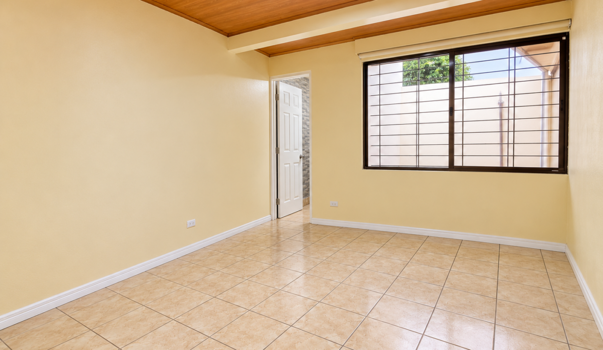 Habitación Vacía con Ventana y Techo de Madera
